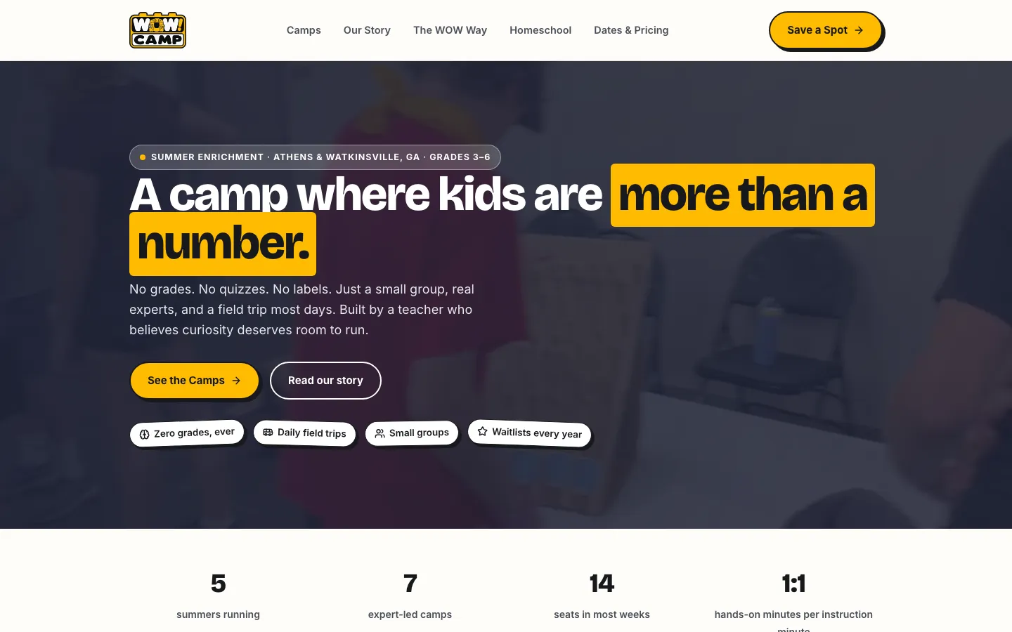 Wow Camp homepage with a dark banner, camp highlights and enrollment buttons.